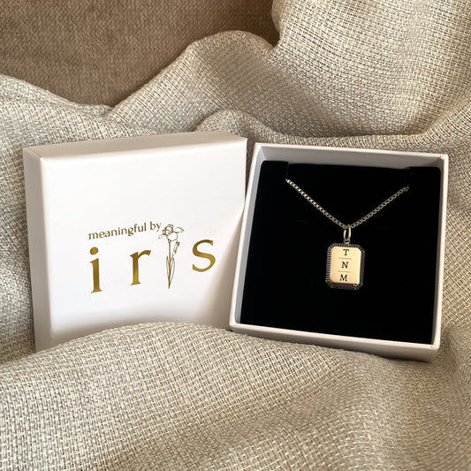 Gegraveerde initiaal ketting