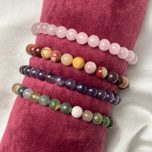 Kralenarmband - initialen bedeltje