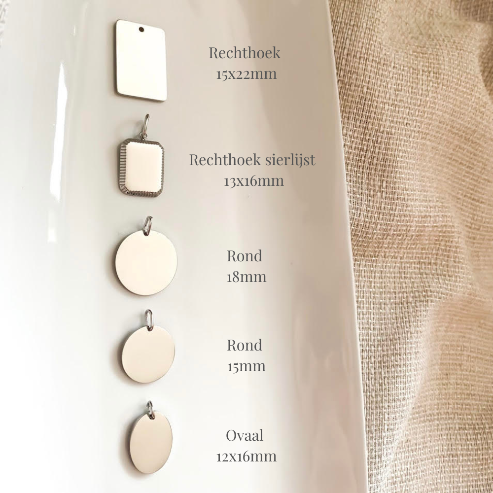 Gegraveerde initiaal ketting