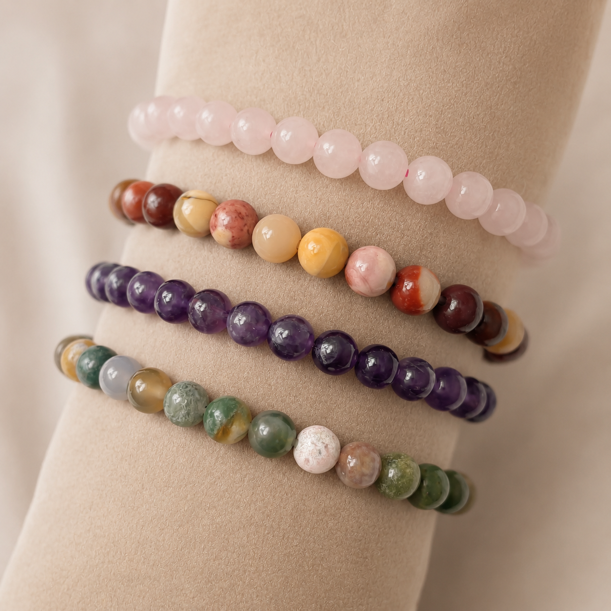 Kralenarmband - initialen bedeltje