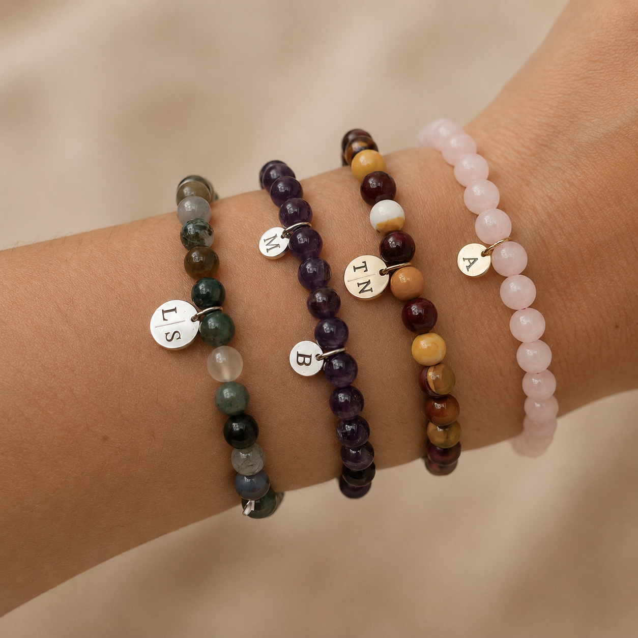 Kralenarmband - initialen bedeltje