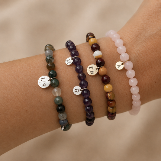 Kralenarmband - initialen bedeltje