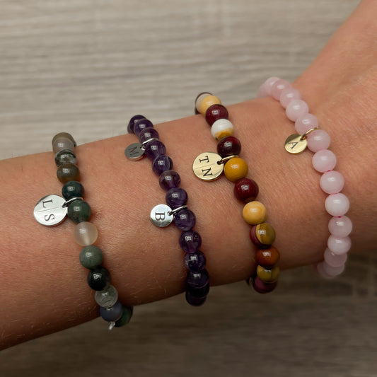 Kralenarmband - initialen bedeltje
