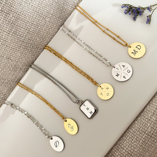 Gegraveerde initiaal ketting
