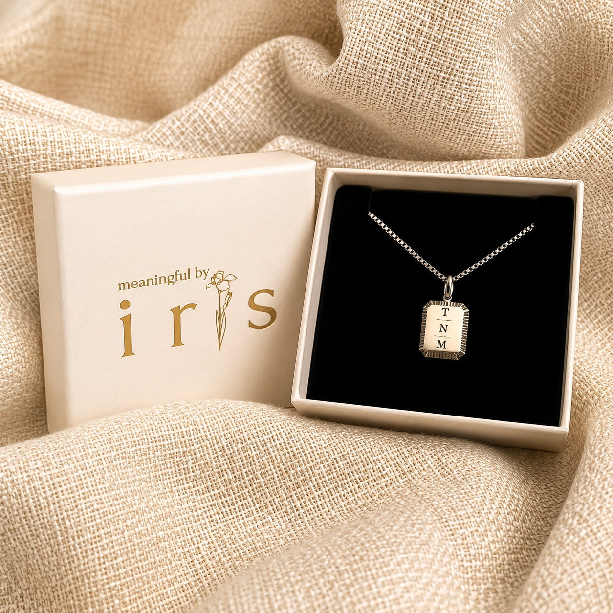 Gegraveerde initiaal ketting